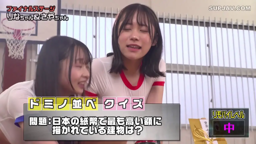 坐姿 · 闭眼 · 近景 · 互动 · 运动服 · 体育馆 · 日本 · 篮球架