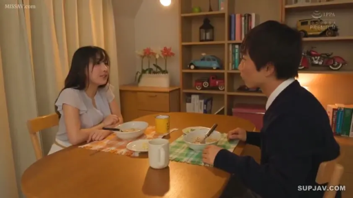 餐桌 · 交谈中 · 黄罐头 · 日常居家风格 · 男性穿着深色制服外套