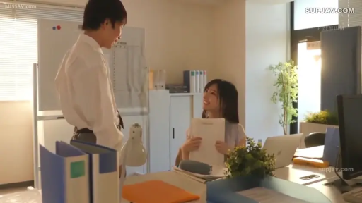 办公室 · 办公用品 · 女性穿浅色上衣 · 两人中景互动 · 女性微笑着仰视男性