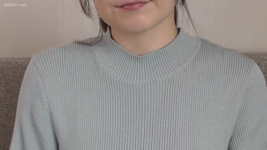 沙发 · 微笑 · 女性颈部特写 · 浅蓝色针织高领毛衣