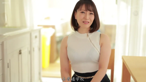 房间 · 上半身特写 · 自然放松 · 白色无袖针织上衣