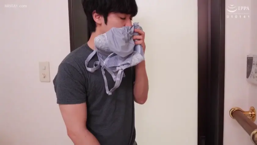 室内 · 站立 · 半身 · 沉醉 · 灰色T恤 · 胸罩 · 恋物 · 闻嗅内衣