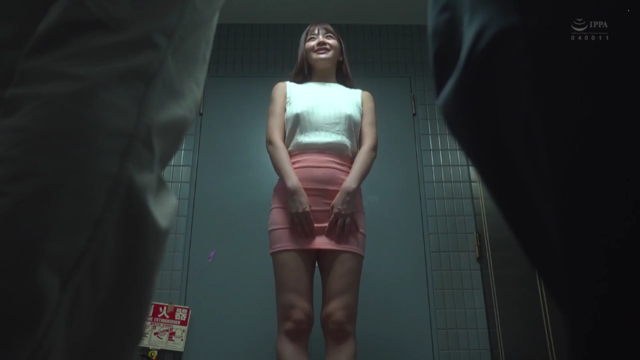 略带尴尬 · 粉色紧身包臀短裙 · 公共区域 · 女子上半身特写 · IPPA标识