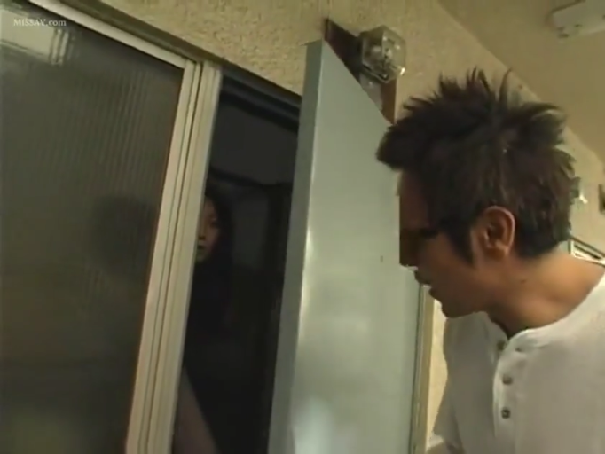 公寓门口 · 白色T恤 · 男人侧脸特写 · 女人窥视