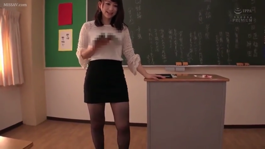 教室 · 黑色紧身短裙 · 微笑 · 粉笔 · 全身正面 · 胸部位置有马赛克遮挡
