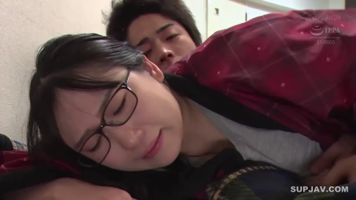 室内 · 眼镜 · 脸部特写 · 性行为 · 陶醉 · 成人内容 · 便服 · 侧卧