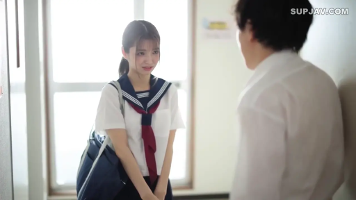 害羞 · 学校走廊 · 学生书包 · 光线明亮 · 人物半身特写 · 日本水手服学生制服