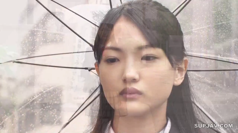 忧郁 · 脸部特写 · 站立 · 户外 · 正装 · 打伞 · 透明伞 · 雨天