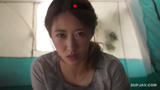 坐姿 · 严肃 · 脸部特写 · 注视镜头 · 灰色T恤 · 帐篷