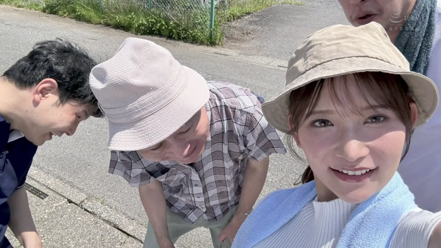 阳光充足 · 柏油路面 · 男子好奇窥视 · 颈部浅蓝色毛巾 · 男子格纹短袖衬衫 · 女子面部自拍特写