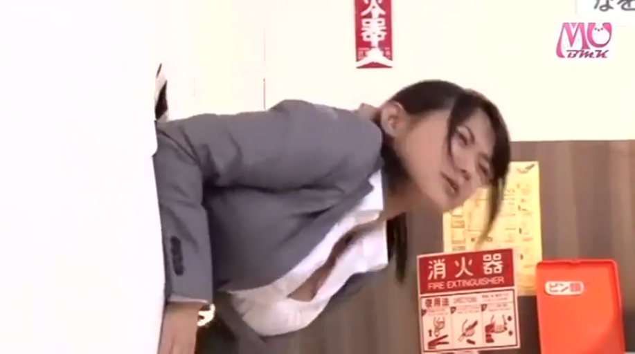 室内 · 弯腰 · 职业装 · 上半身