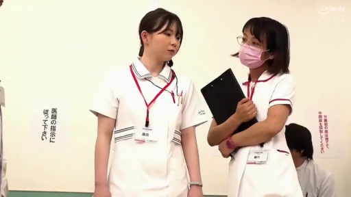 室内 · 交谈 · 严肃 · 护士服 · 站立 · 中景 · 写字板