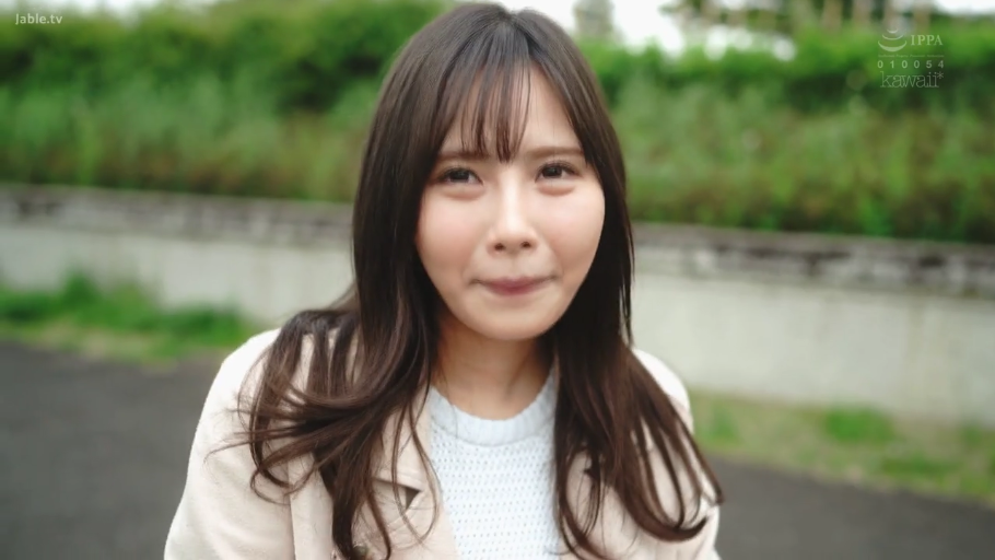 站立 · 微笑 · 面部特写 · 户外 · 注视镜头 · 长发 · 米色外套