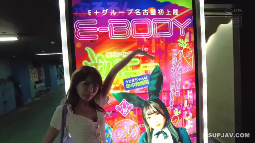微笑 · 室内走廊 · 单肩包 · 人物面部特写 · 白色针织短袖上衣 · 灯箱上有兔女郎广告和日文文字