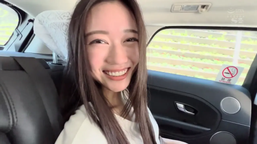 甜美笑容 · 面部特写 · 白色上衣 · 汽车内部 · 车窗禁烟贴纸