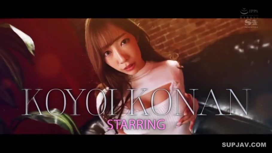 室内 · 坐姿 · 字幕 · 沙发 · 半身特写 · 诱惑 · 凝视 · 白色镂空上衣