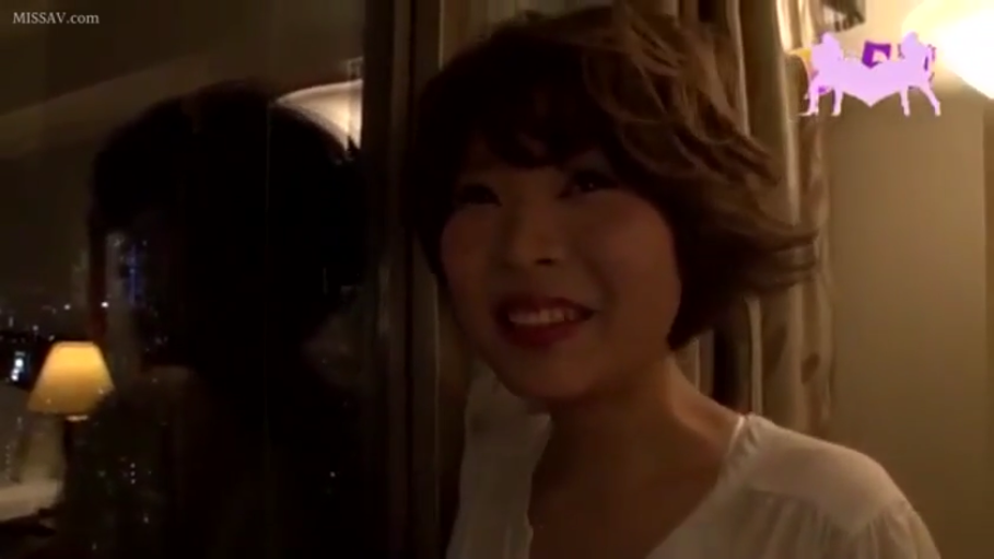 室内 · 面部 · 站立 · 微笑 · 台灯 · 白色上衣 · 注视 · 短发