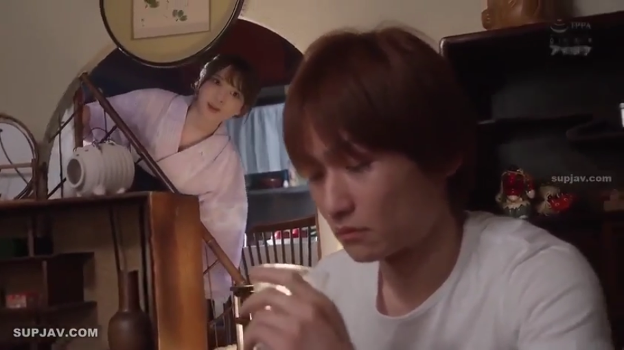 面部 · 平静 · 楼梯 · 剧情 · 窥视 · 浴衣 · 探头 · 日式室内