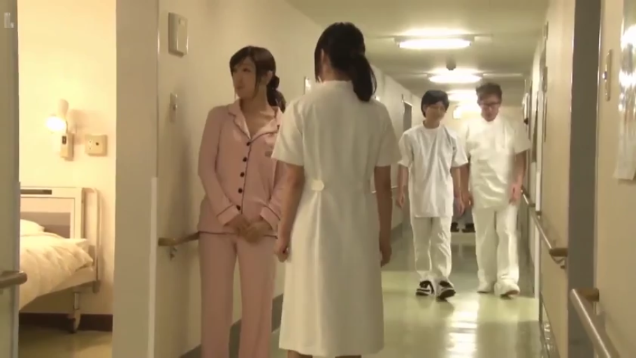 全身 · 病床 · 医生服 · 行走 · 平静 · 对视 · 医院走廊