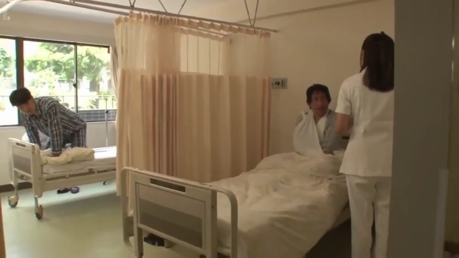 Hospital · 注视 · 日常场景 · 病人条纹病号服 · 吊带