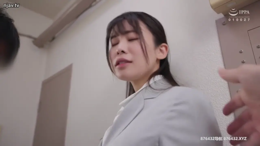脸部特写 · 沉醉 · 灰色西装外套 · 室内走廊 · 出汗