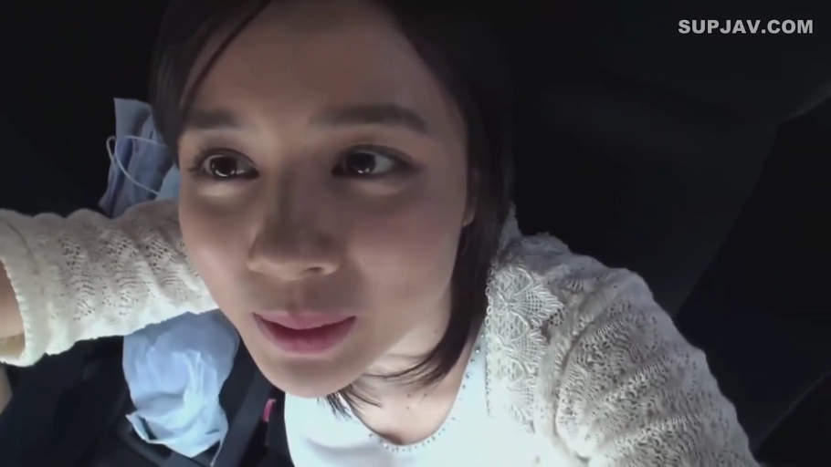 脸部特写 · 注视 · 车内 · 仰视 · 亚洲女性 · 安全带 · 白色针织衫 · 迷茫