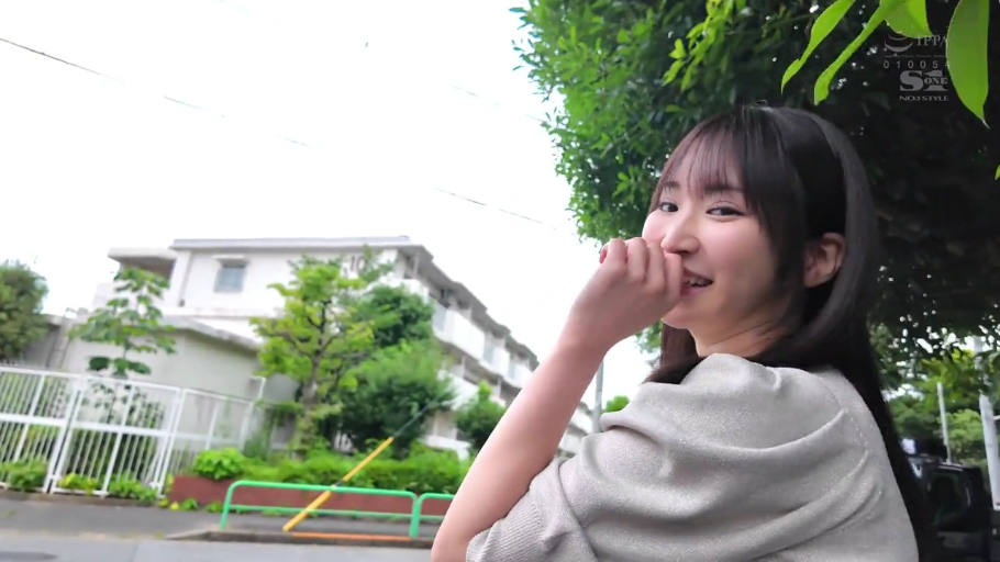 面部特写 · 灰色上衣 · 户外街道