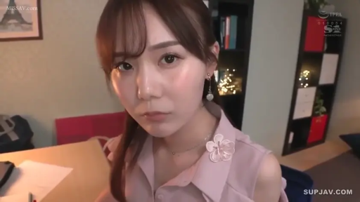 脸部特写 · 注视镜头 · 长发 · 书架 · 室内房间 · 粉色无袖上衣 · 坐姿前倾 · 委屈表情