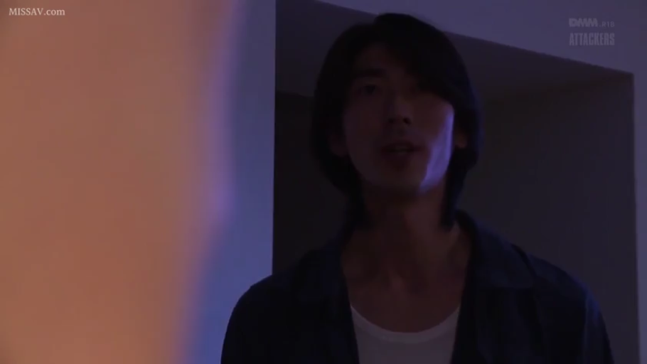 室内 · 脸部特写 · 交谈 · 昏暗灯光 · 白色内衬