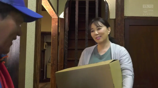 微笑 · 民宅门口 · 灰色开衫 · 女性面部特写 · 快递包裹