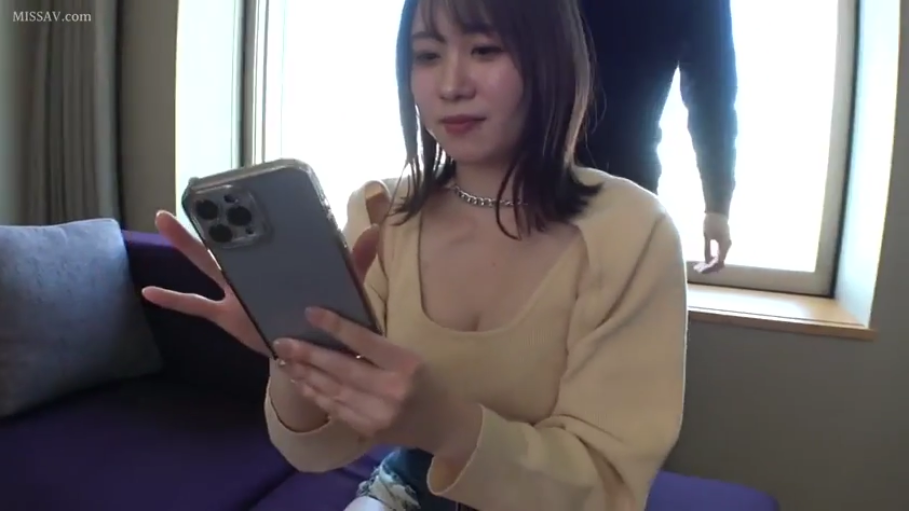 略带期待 · 女子上半身特写 · 沙发 · 淡黄色针织衫 · 智能手机 · 窗外亮光