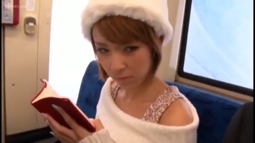 坐姿 · 半身特写 · 冷淡 · 电车 · 看书 · 乘客 · 露肩白色毛衣 · 红色书本