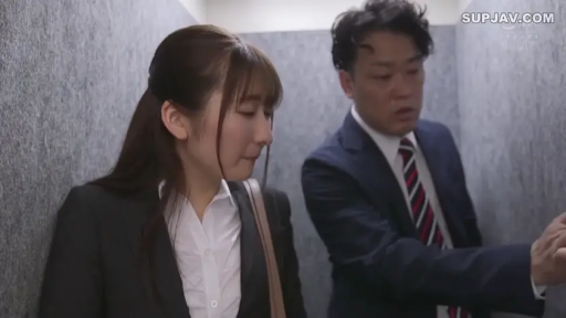 站立 · 中景 · 对话 · 职业装 · 职场 · 局促 · 电梯 · 单肩包