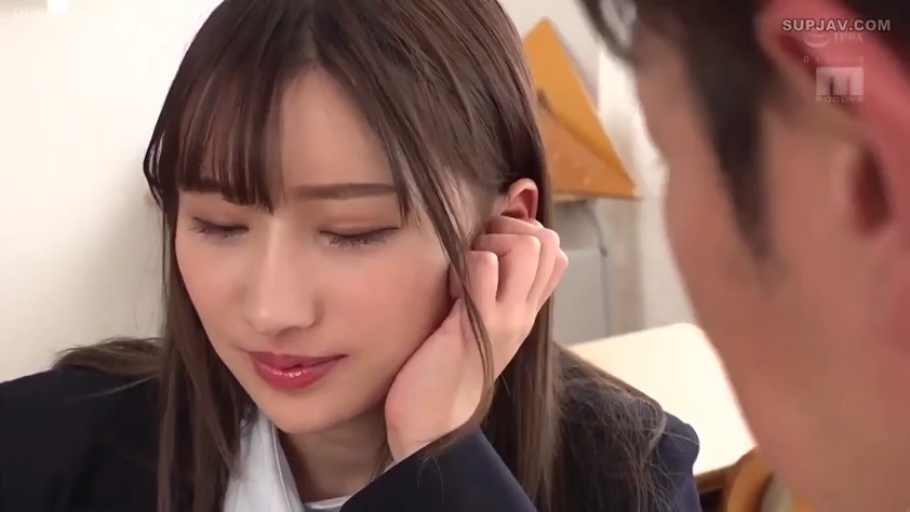 校服 · 教室 · 脸部特写 · 羞涩 · 托腮 · 倾听 · 齐刘海