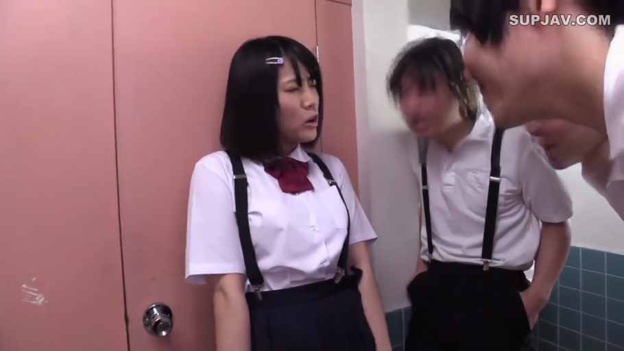 校服 · 多人 · 靠墙 · 惊恐 · 骚扰 · 厕所