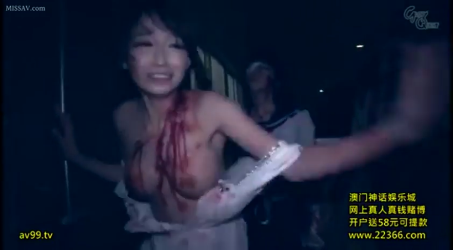 暗室 · 崩溃 · 面部表情特写 · 疑似血迹 · 白色衣物被撕扯