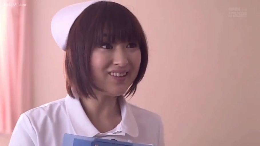 白色护士服 · 职业表情 · 面部特写 · 诊室 · 护士帽