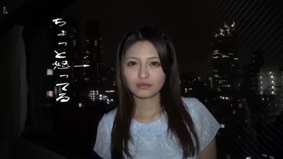 生气 · 脸部特写 · 夜景窗边 · 浅蓝色连衣裙 · 文字标记提示生气