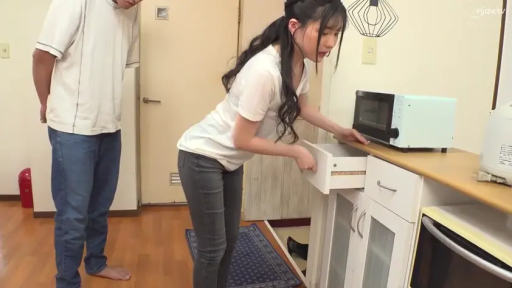 侧面 · 专注 · 弯腰 · 居家 · 厨房 · T恤 · 橱柜 · 寻找物品