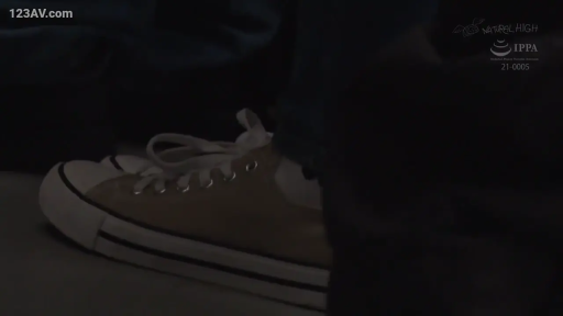 室内 · 坐姿 · 足部特写 · 昏暗 · 帆布鞋