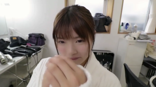 微笑 · 面部特写 · 化妆间 · 白色浴袍 · 背景杂乱 · 无