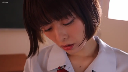 校服 · 教室 · 低头 · 脸部特写