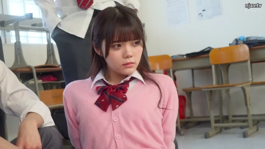 坐姿 · 严肃 · 教室 · 半身 · 课桌 · JK制服 · 校园 · 背手