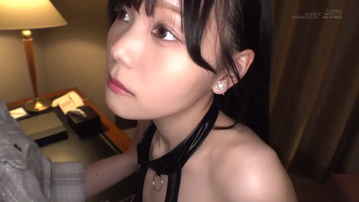 顺从 · 酒店房间 · 颈部特写 · 昏暗灯光 · 颈圈项圈 · 黑色漆皮挂脖露肩衣