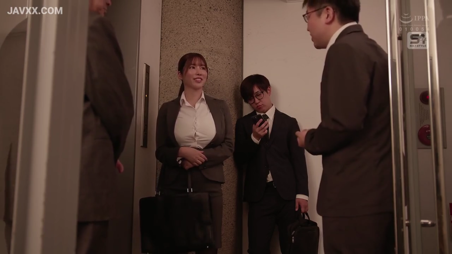 职业套装裙 · 严肃认真 · 公文包 · 人物中景 · 办公室走廊 · 职场着装