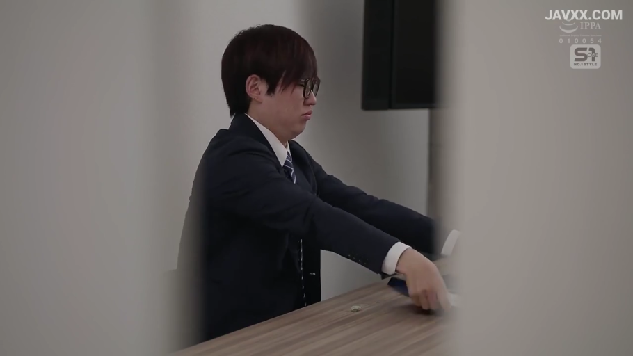 办公室 · 专注 · 领带 · 西装外套 · 男子侧脸特写 · 画面由遮挡物分割