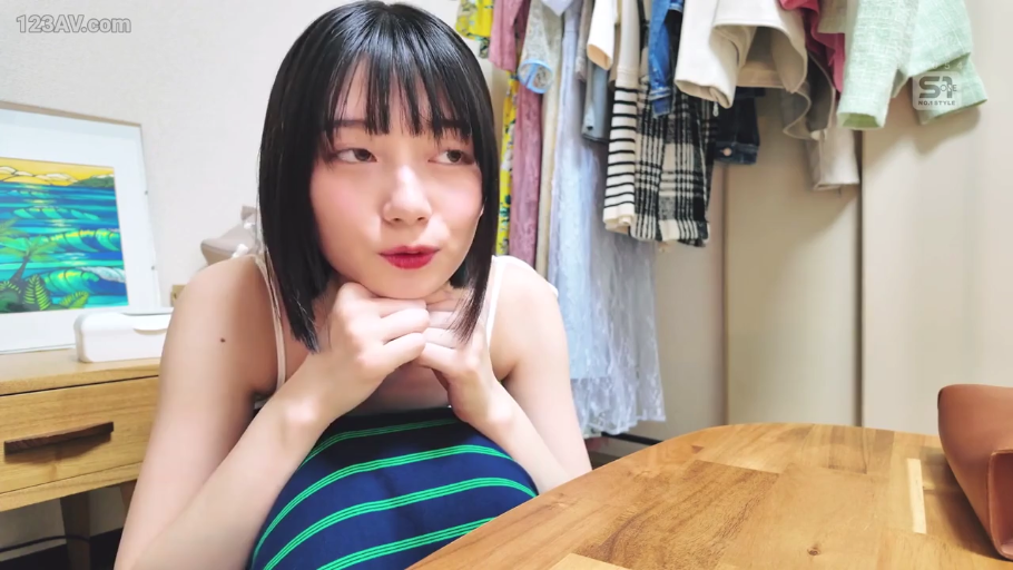 室内 · 自然 · 面部特写 · 谈话 · 木桌 · 短发 · 白色吊带 · 托腮