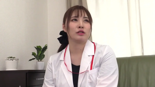 室内 · 坐姿 · 交谈 · 白大褂 · 困惑 · 上半身 · 长发 · 挂绳