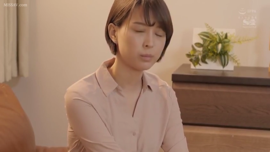 若有所思 · 盆栽 · 面部特写 · 室内客厅 · 浅粉色翻领衬衫