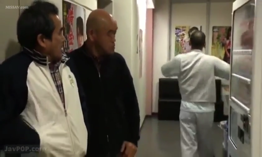 站立 · 全景 · 休闲装 · 惊讶 · 室内走廊 · 大叔 · 张望 · 自动贩卖机